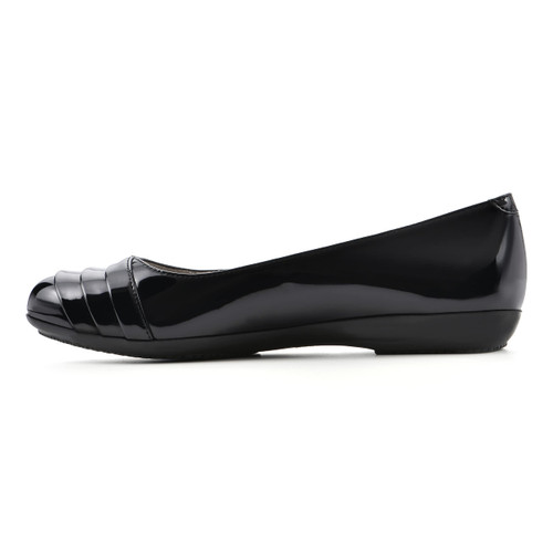 CLIFFS BY WHITE MOUNTAIN Women's Clara Flat, Black/Patent, 7 M