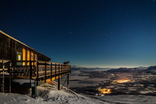 Person viewing the stars at The Abisko Sky Station Abisko Lapland Sweden Cold temperatures as low as -47 celsius Poster Print (36 x 12) Person viewing the stars at The Abisko Sky Station Abisko Lapland Sweden Cold temperatures as low as -47 celsius Poster Print (36 x 12)