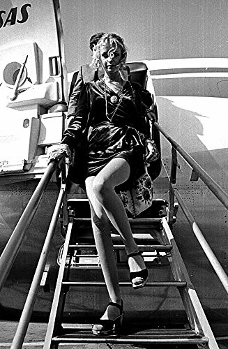 Twiggy leaving an airplane Photo Print (8 x 10)