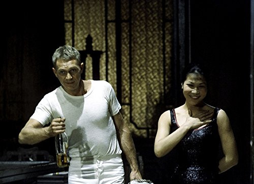 Steve McQueen holding a bottle in The Sand Pebbles Photo Print (10 x 8)