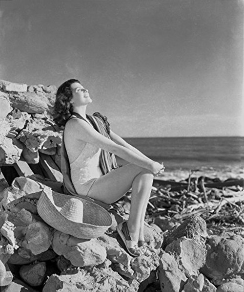 Rita Hayworth Side View Pose and Looking Up Photo Print (8 x 10) Rita Hayworth Side View Pose and Looking Up Photo Print (8 x 10)