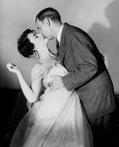 Posterazzi SAL2552753 Side Profile of a Young Couple Kissing Each Other Poster Print, 18 x 24