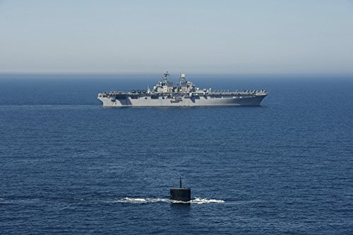 Posterazzi Hampton transits alongside USS Makin Island Poster Print, (17 x 11)