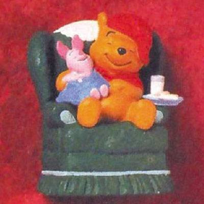 Hallmark Keepsake Ornament - Waitin' on Santa - Disney Winnie the Pooh 1997 (QXD6365)