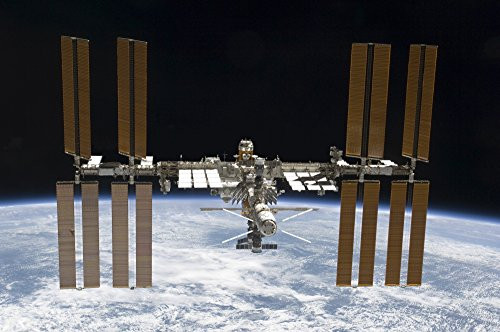 Posterazzi March 7 2011-The International Space Station in orbit above Earth Poster Print, (17 x 11)