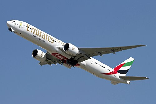 Posterazzi An Emirates Boeing 777200 airliner Poster Print 17 x 11