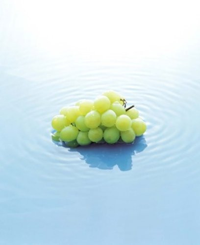 Posterazzi Bunch of Grapes Floating On Water Poster Print by Panoramic Images  20 x 24