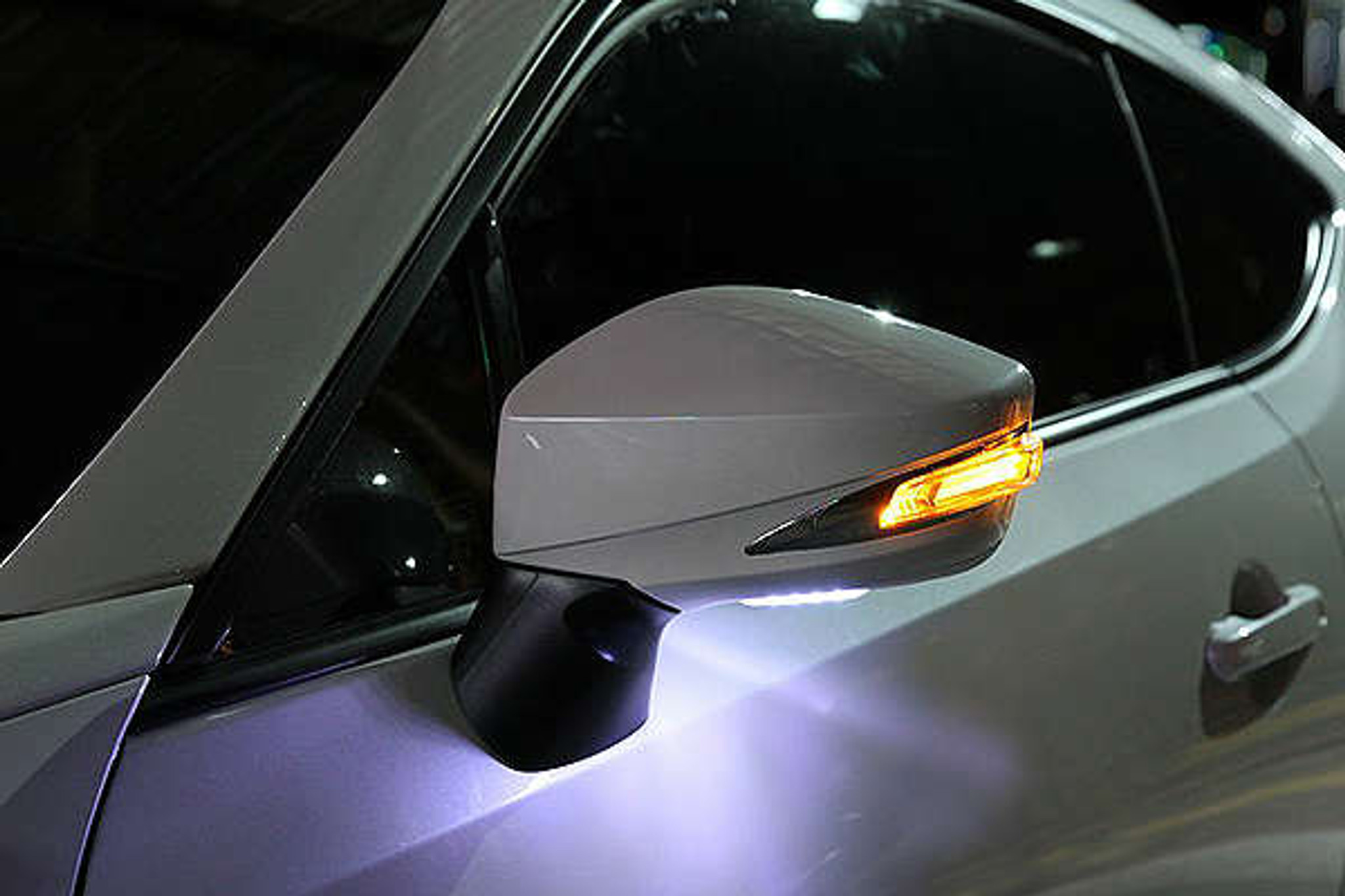 SEVENTEEN follow ミラー　鏡 2008-2018 TOYOTA HIACE COMMUTER Chrome Electric Mirror Cover