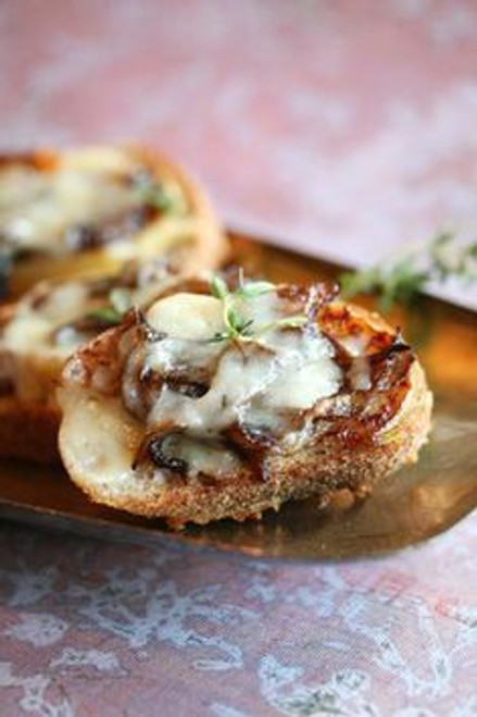 Crostini with White Cheddar, Apples and Onion - (Free Recipe below)