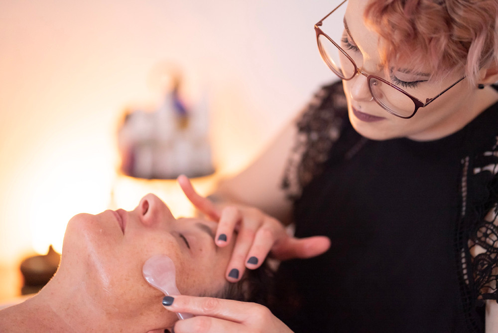 Holistic Facial Beauty Benefits – 10 reasons you need natural facial treatment and skin care from a professional holistic esthetician to keep skin beautiful right now