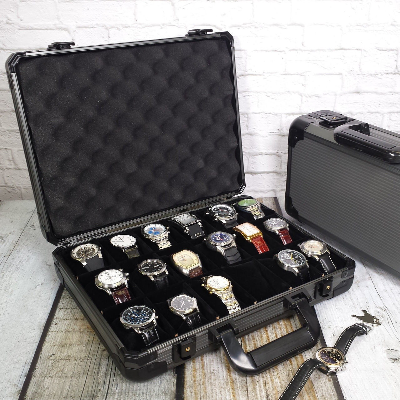 Case for 18 Watches Aluminum With Handle Watch Box TechSwiss