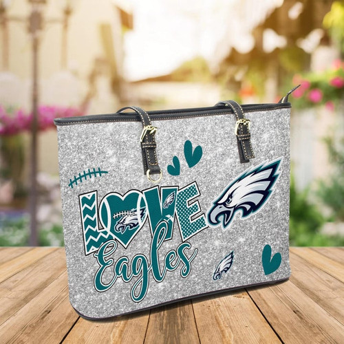  NFL.PHILADELPHIA EAGLES TEAM/LOVE-THE-EAGLES-TEAM-DESIGN/LADIES PREMIUM FAUX LEATHER DESIGNER TEAM HANDBAG/LARGE ADJUSTABLE STRAPS AND FULL TOP ZIPPERED OPENING/SITS UP ALL ALONE ON FOUR SMALL BRASS METAL STUDED FEET.. 