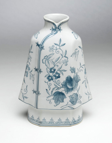 AA Importing 59773 12 Inch Cape-Shaped Blue And White Vase Main image