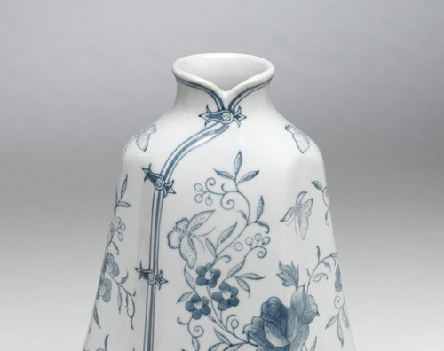 AA Importing 59773 12 Inch Cape-Shaped Blue And White Vase Additional image
