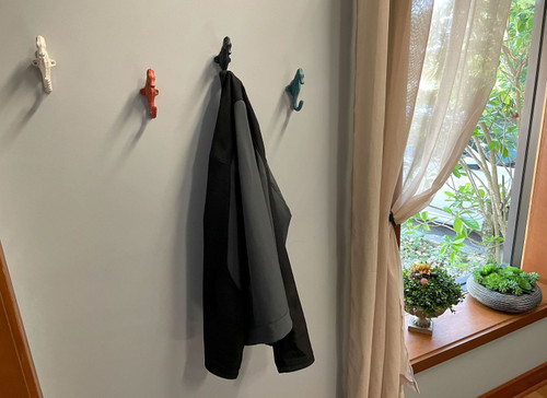 Set of 4 Coastal Cast Iron Seahorse Decorative Wall Hooks 5 Inches High Additional image