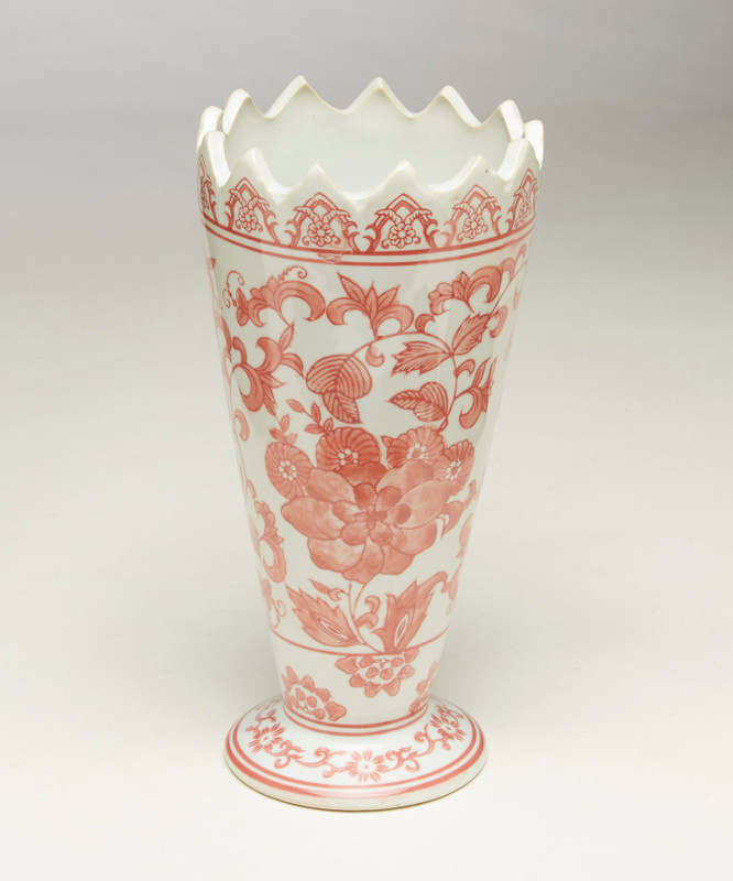 AAI Red and White Floral Design Saw Tooth Vase Main image
