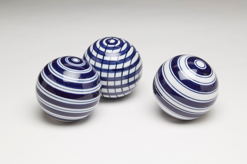 AA Importing 59876 Blue And White Porcelain Balls - Set Of 3 Main image