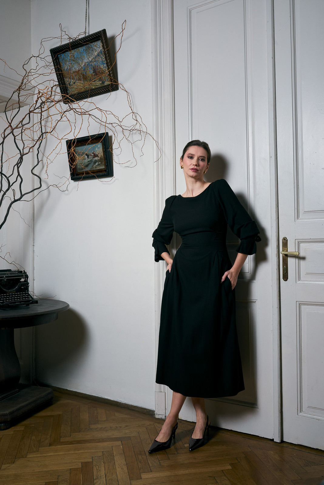 VIVIENNE Tailored Viscose Midi Dress in Black