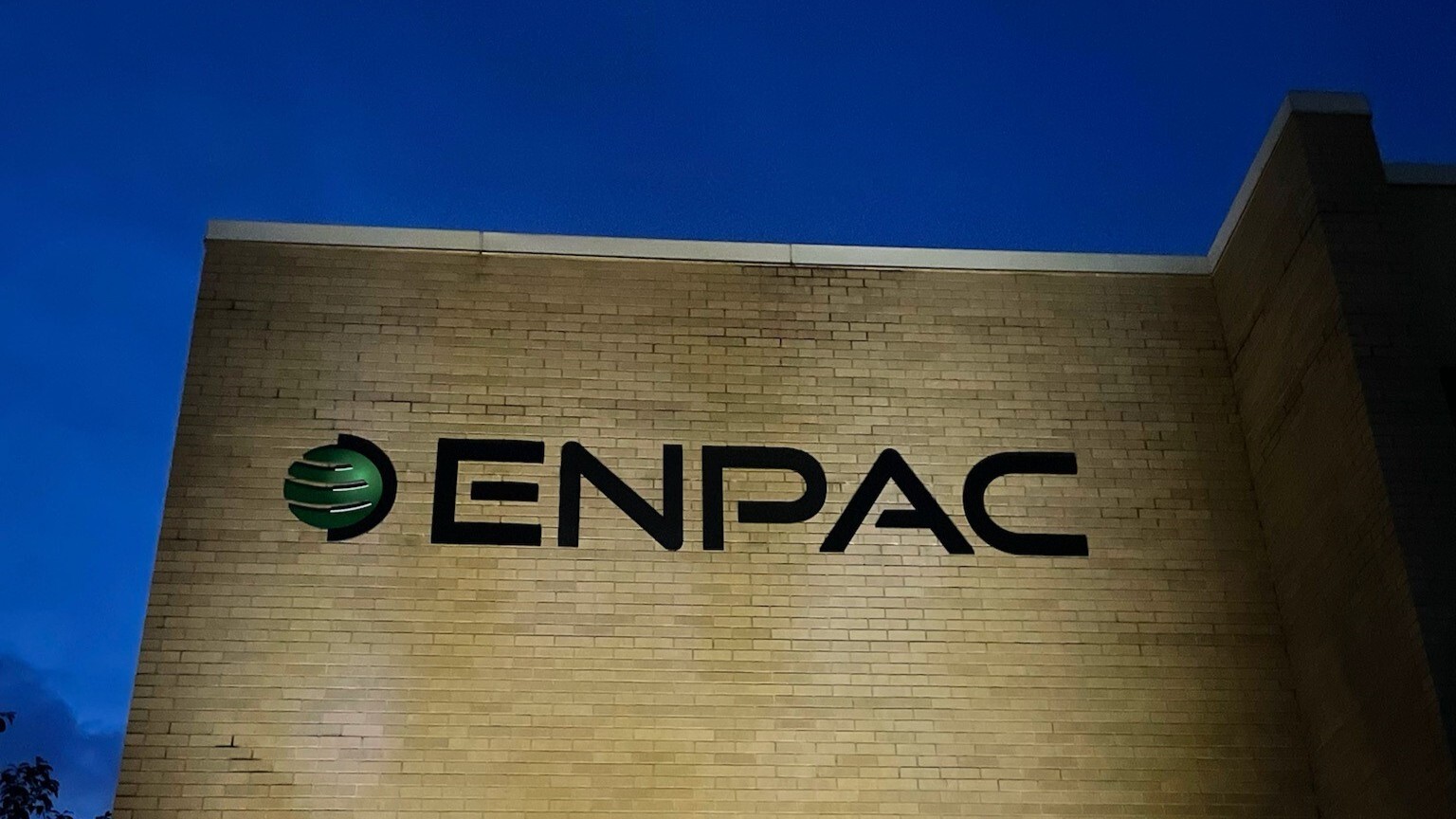 enpac-flexibles-building-sign-night-landscape.jpg