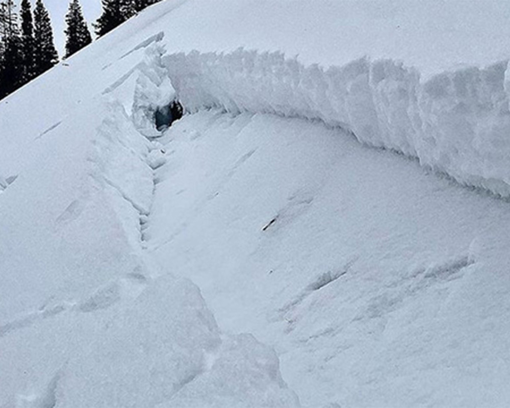 5 Signs of Avalanche Danger Every Rider Should Know article