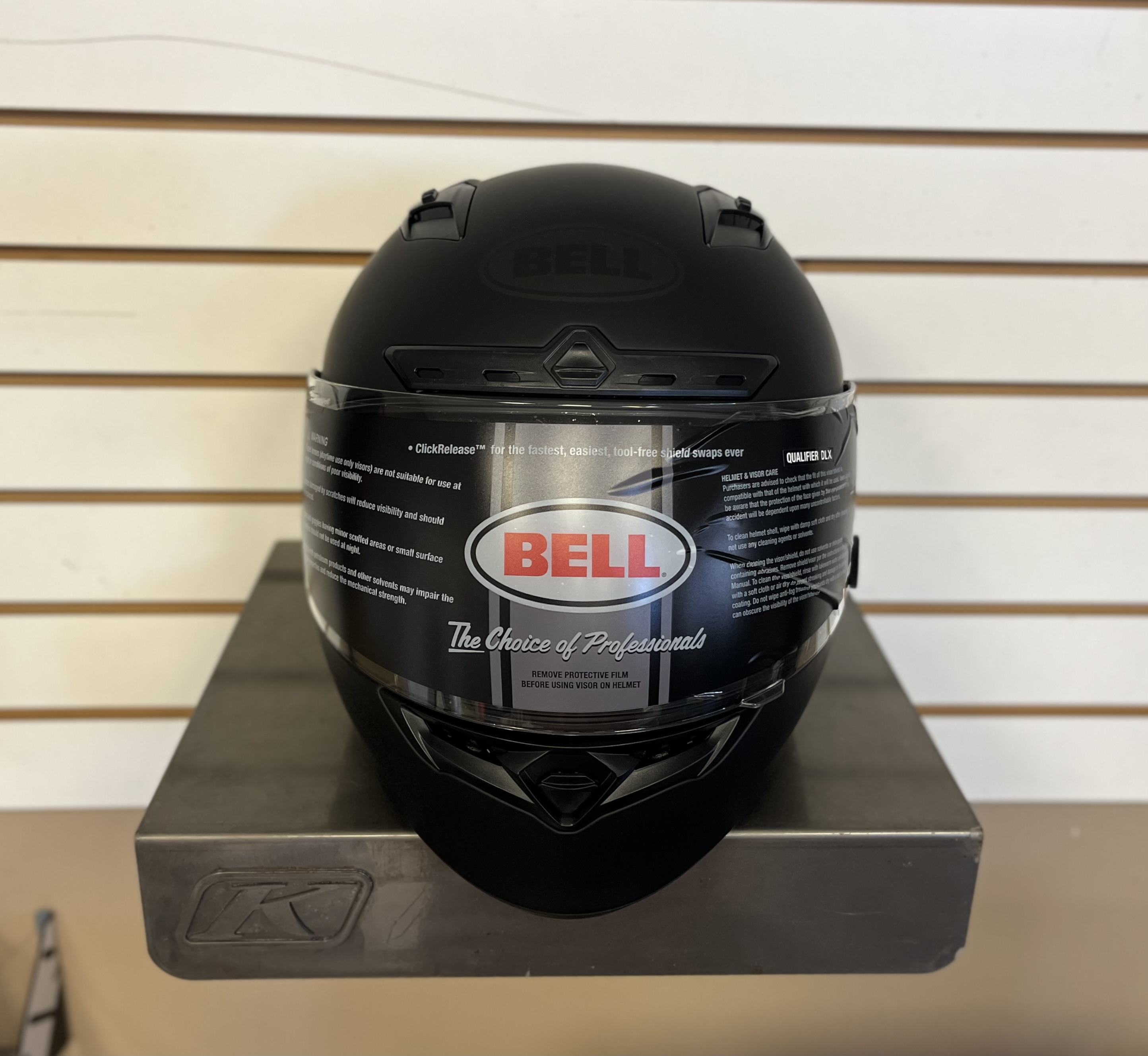 BELL QUALIFIER DLX BLACKOUT (MATTE BLACK) LARGE - DISPLAY MODEL