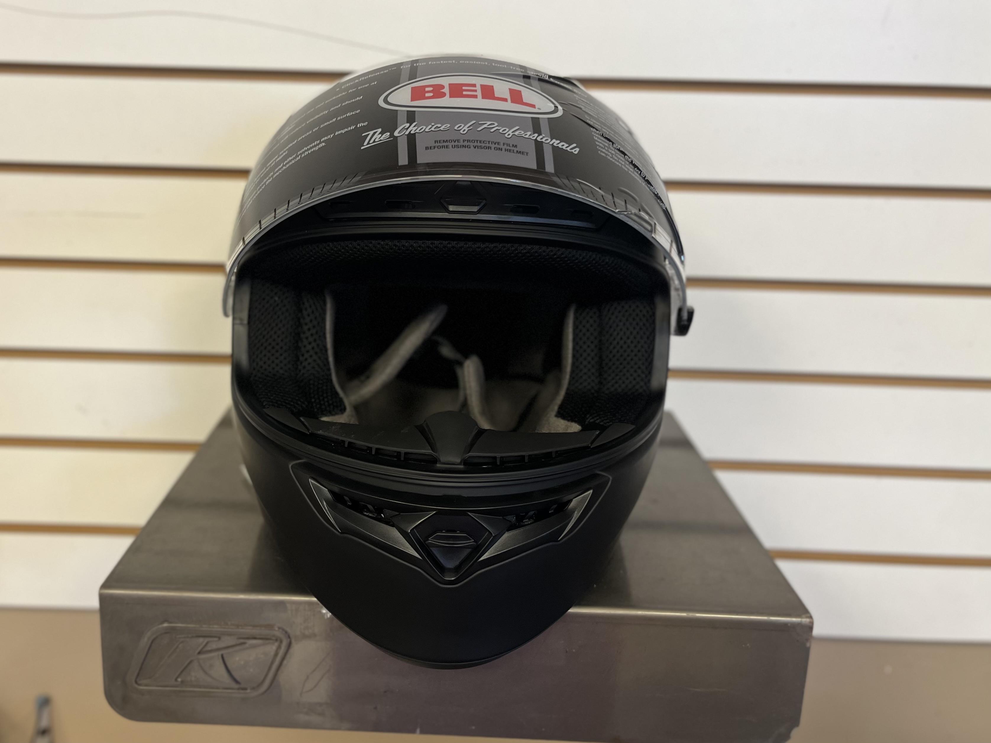 BELL QUALIFIER DLX BLACKOUT (MATTE BLACK) LARGE - DISPLAY MODEL