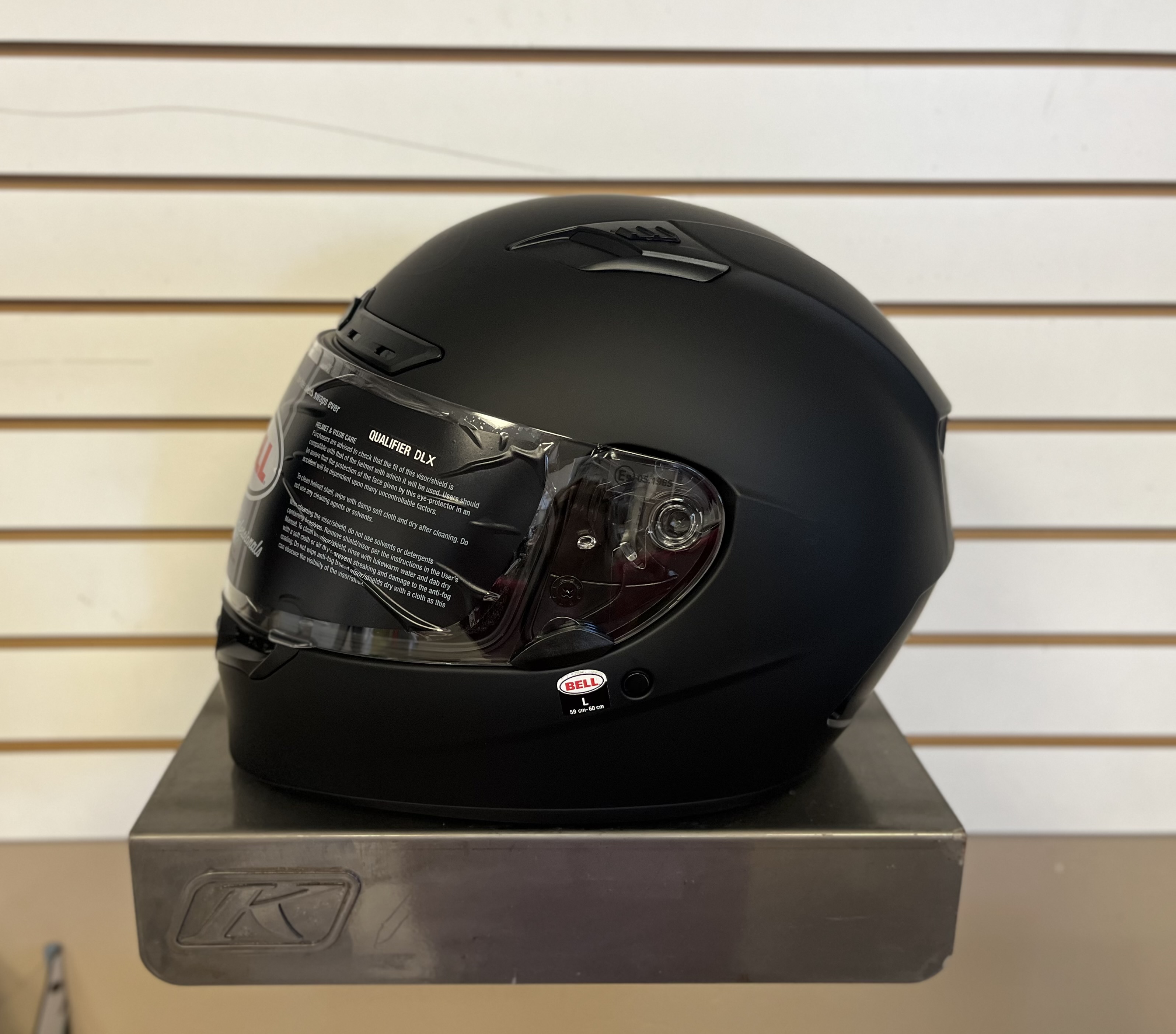 BELL QUALIFIER DLX BLACKOUT (MATTE BLACK) LARGE - DISPLAY MODEL