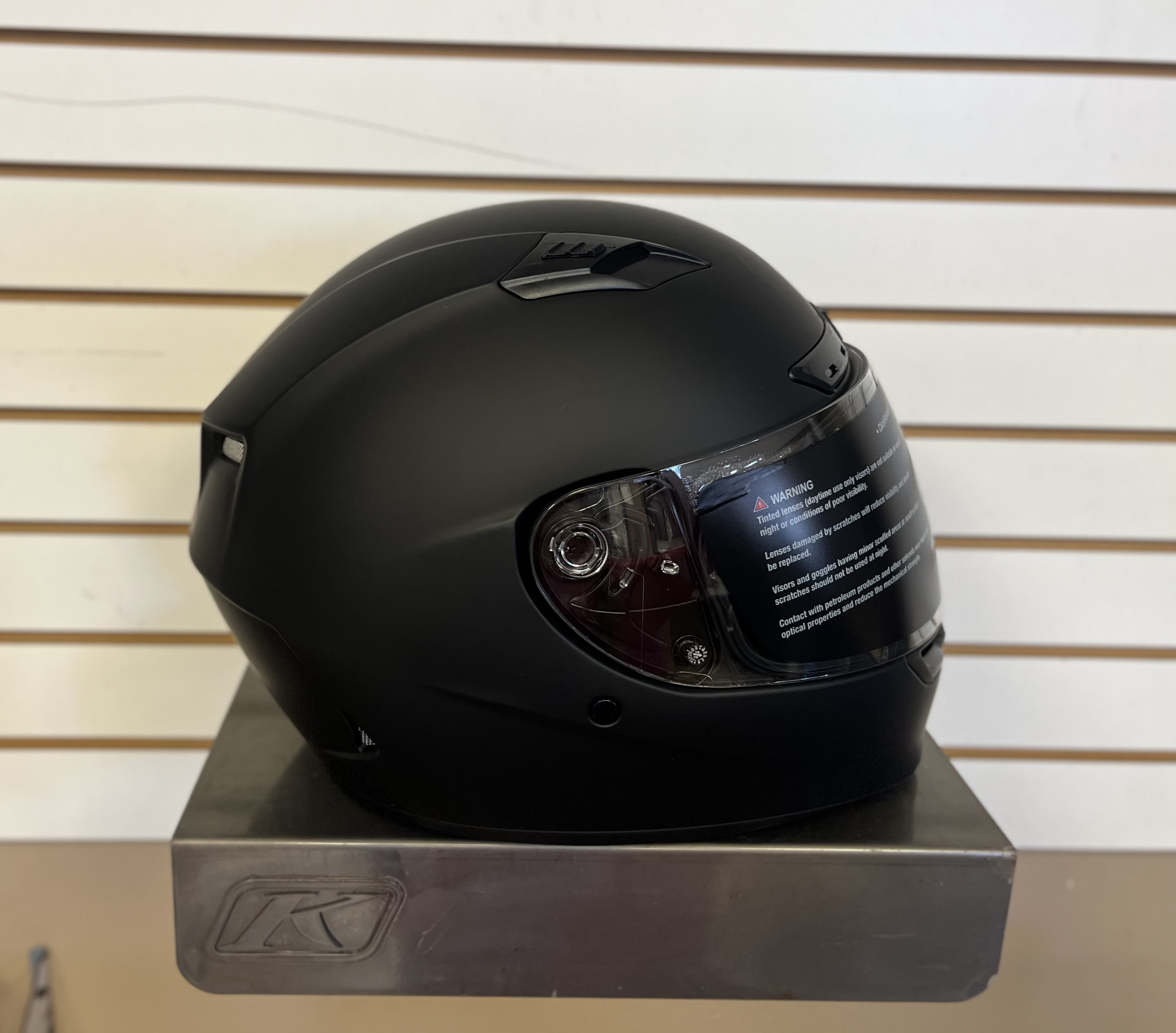 BELL QUALIFIER DLX BLACKOUT (MATTE BLACK) LARGE - DISPLAY MODEL