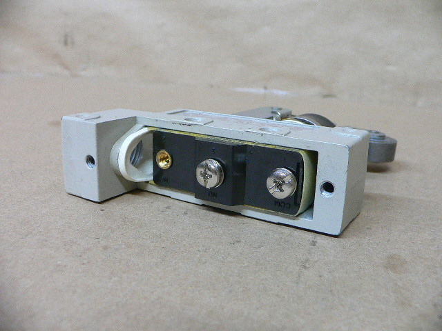 New ONE Omron ZE-N22-2S ZEN222S limit Switch In Box SPOT STOCK