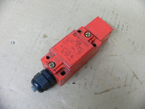 Telemecanique Xcs-A703 Interlock Safety Switch 240 Vac 3 Amp