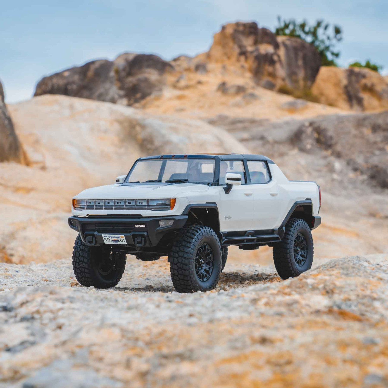 FMM11852RTRWHT FMS 1:18 FCX18 Hummer EV Pickup Truck RTR - White
