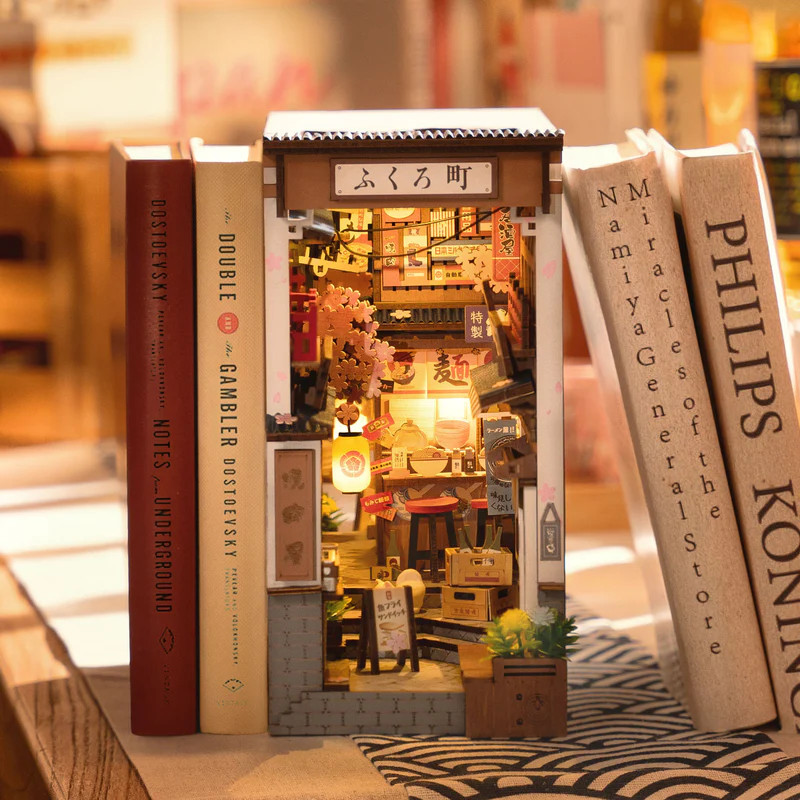 ROETGB11 ROBOTIME Rolife Sakura Wine Alley DIY Book Nook Shelf