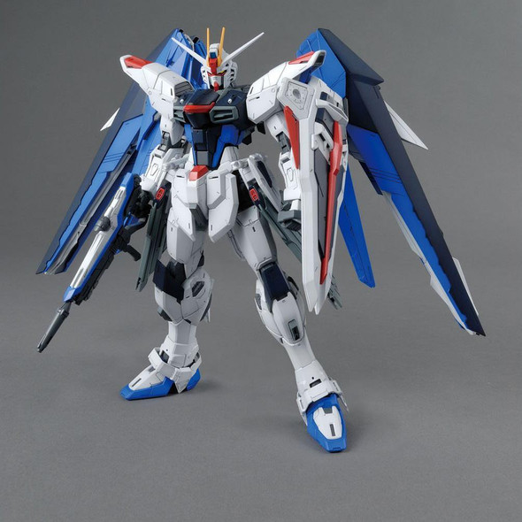 BAN2316367 BANDAI MG Freedom Gundam Ver 2.0