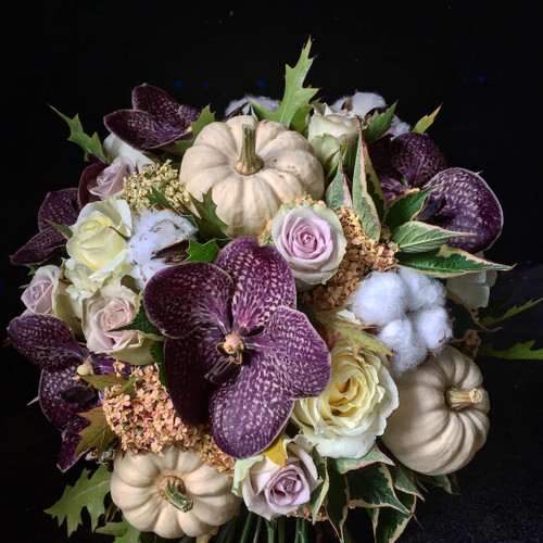 Flower Inspo for a Spooky Halloween Wedding