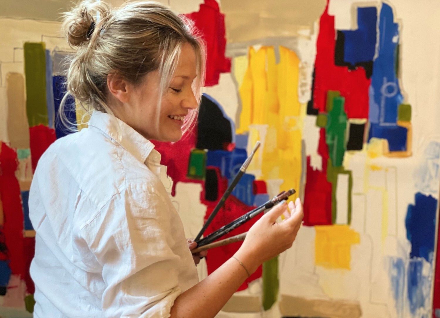 Photo d'un artiste en train de réaliser une œuvre d'art contemporaine sur une planche de skate qui sera ensuite vendu par la galerie parisienne Design by Jaler