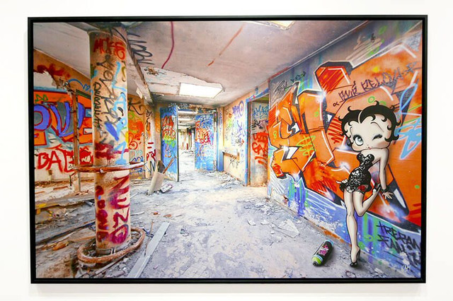 Photo d'une peinture artistique de style Pop Art représentant Betty Boom dans un bâtiment désaffecté avec des couleurs vives et des tags, le tableau proposé par la galerie d'art Design by Jaler