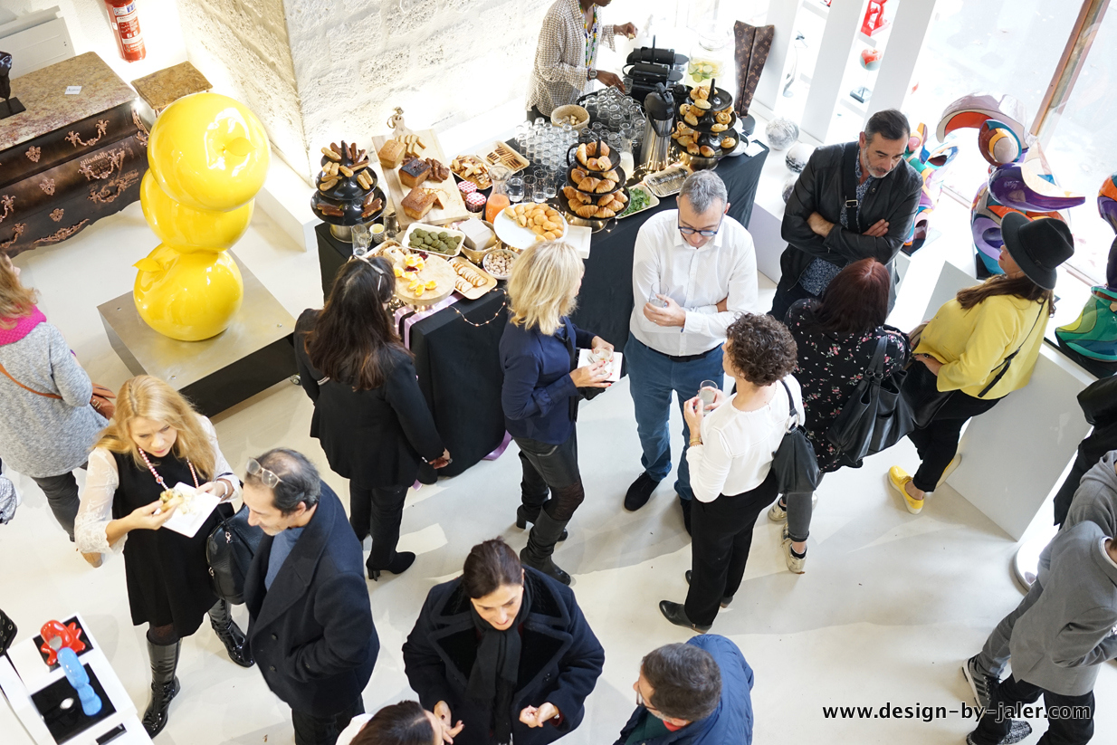 Photo d'un évènement artistique organisé par la galerie d'art contemporain parisienne Design by Jaler pour représenter son service de livraison après l'achat d'une œuvre d'art