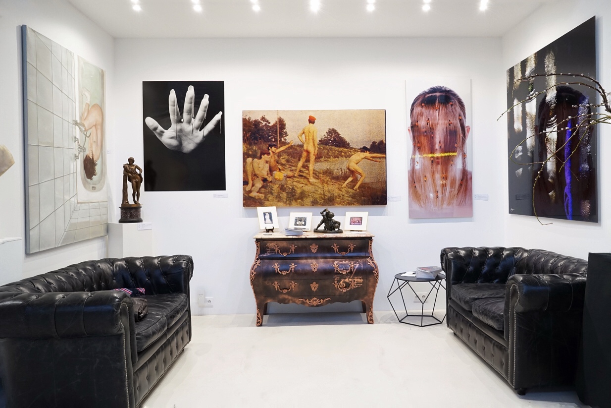 Photo d'un bureau professionnel décoré avec des peintures artistiques sélectionnées par la galerie d'art parisienne Design by Jaler