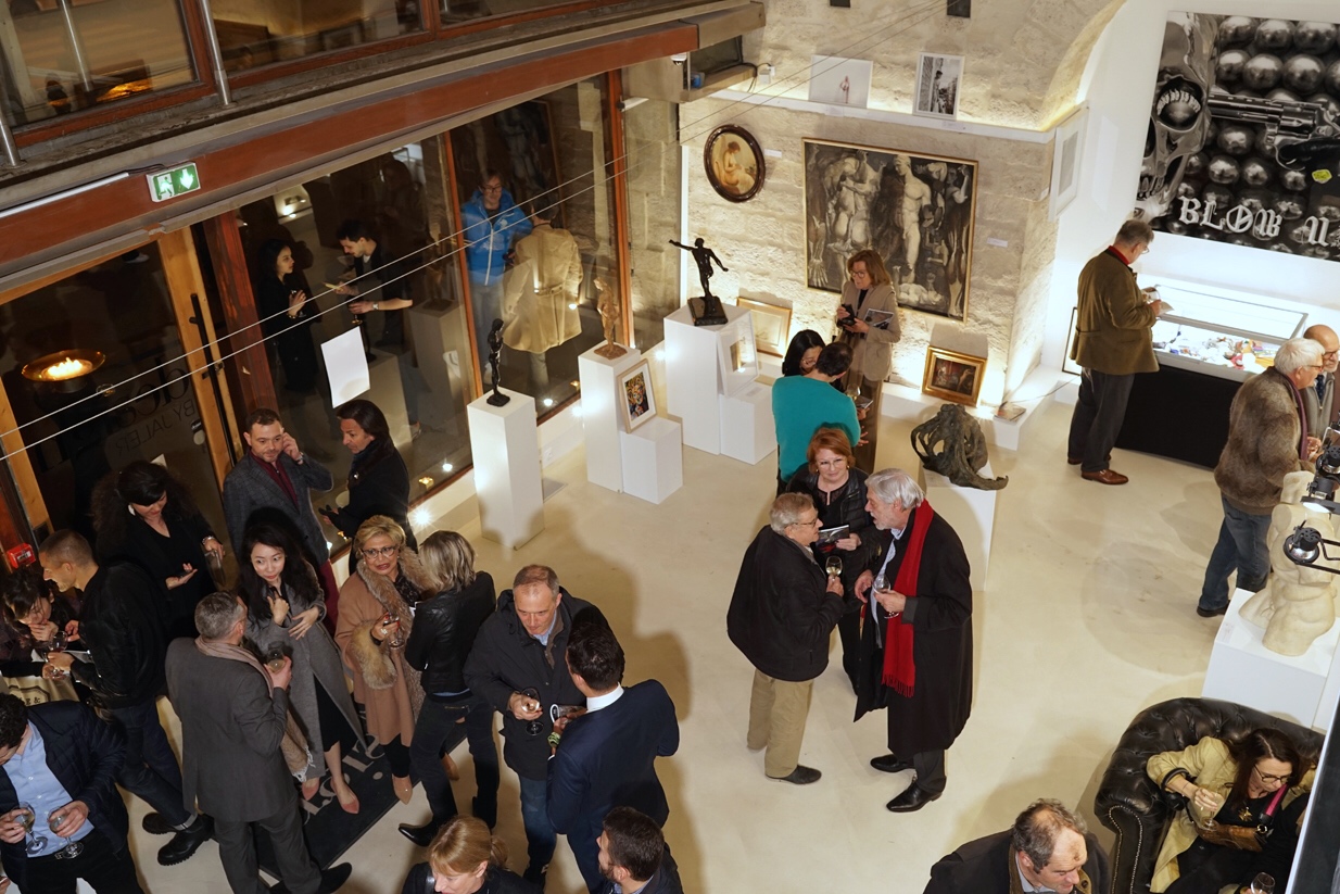 Photo d'une soirée de vernissage d'un artiste émergent dans la galerie d'art parisienne de Julie Jaler, Design by Jaler