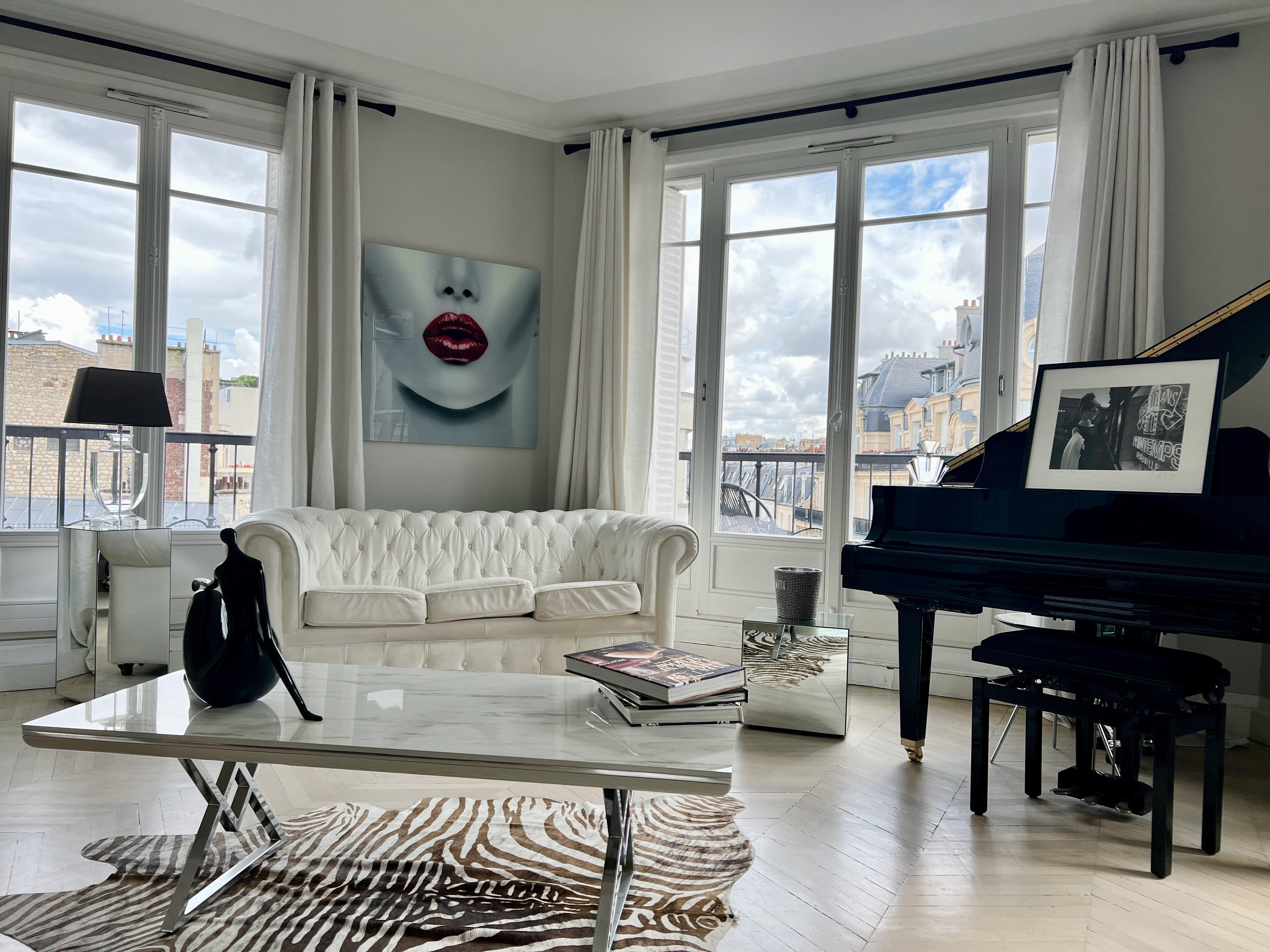 Sculpture contemporaine pop art Chupa Chups imaginée par l'artiste Julie Jaler de la galerie d'art contemporain Design by Jaler