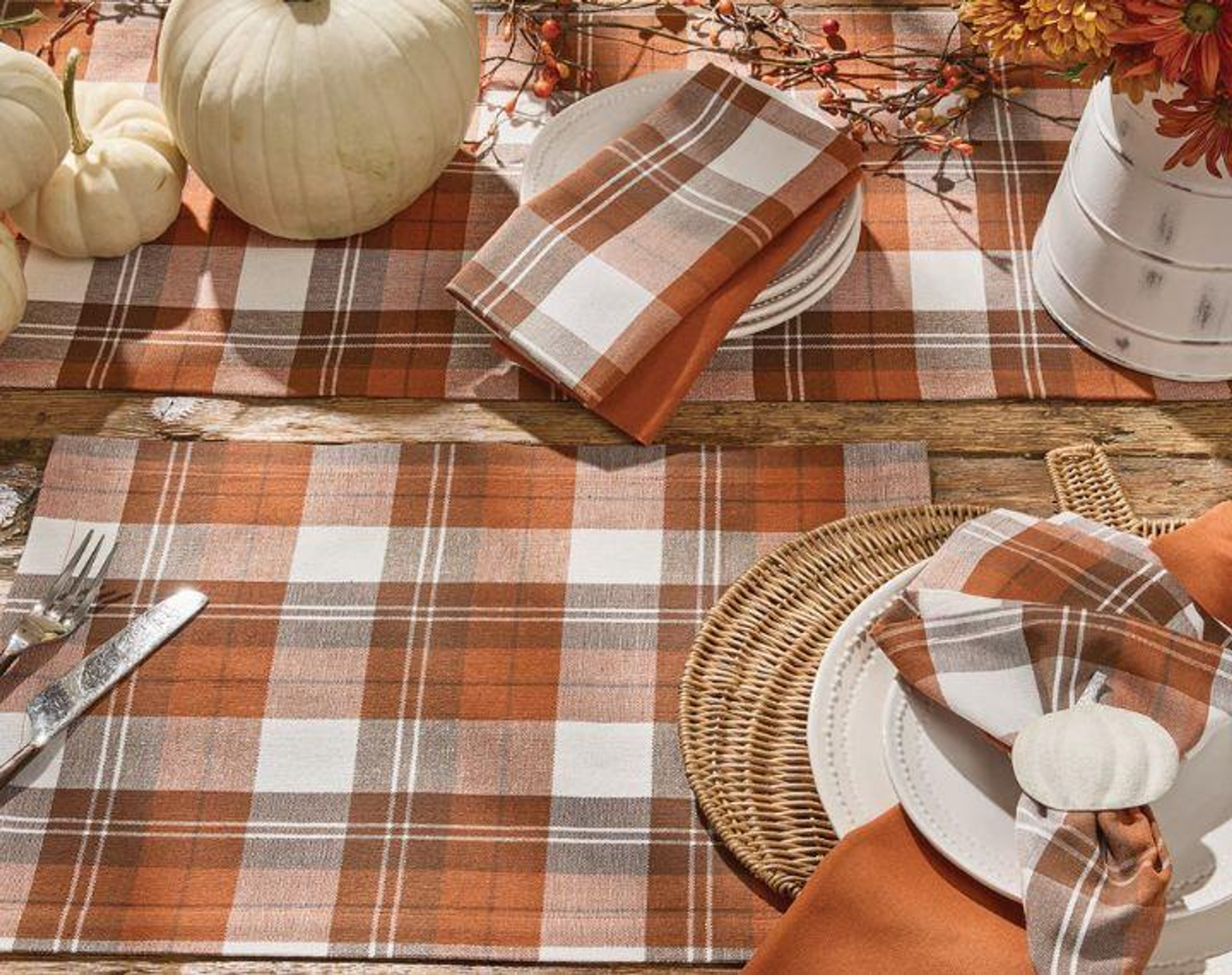 Table decorated with an orange, brown and white table setting