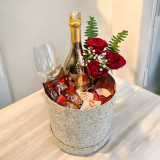 Romantic Gift Box with Wine & Roses JNK-6238