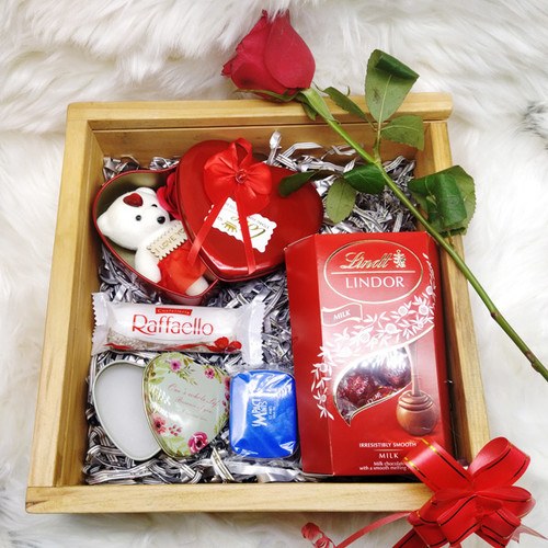 Valentine Treat Gift Box Set (Free Red Rose)