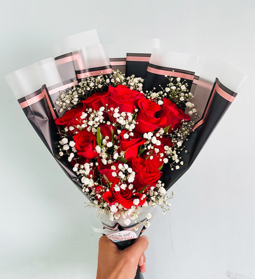 Beautiful 12 Rose Bunch With Gypsy & Wrap