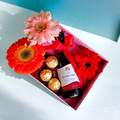 Jacobs Creek Red Wine 187 Ml, Ferrero With Garbera Combo