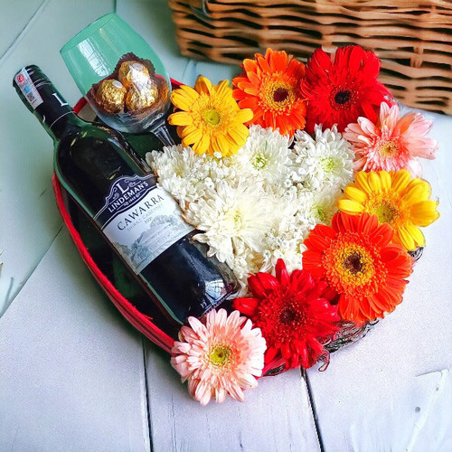 Lindeman's Cawarra Red Wine 750ml, Glass with Elegant Flowers Combo