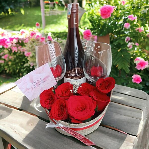 Valentine's Love: Lindeman's Pinot Noir & Red Roses - SAM-135