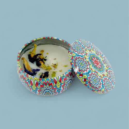 Vintage Charm: A Scented Candle in Elegant Tin