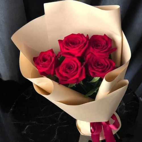 5 Red Roses Bouquet – A Love Full of Admiration