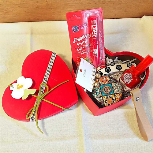 Trendy Accessories And Beauty Gift Hamper